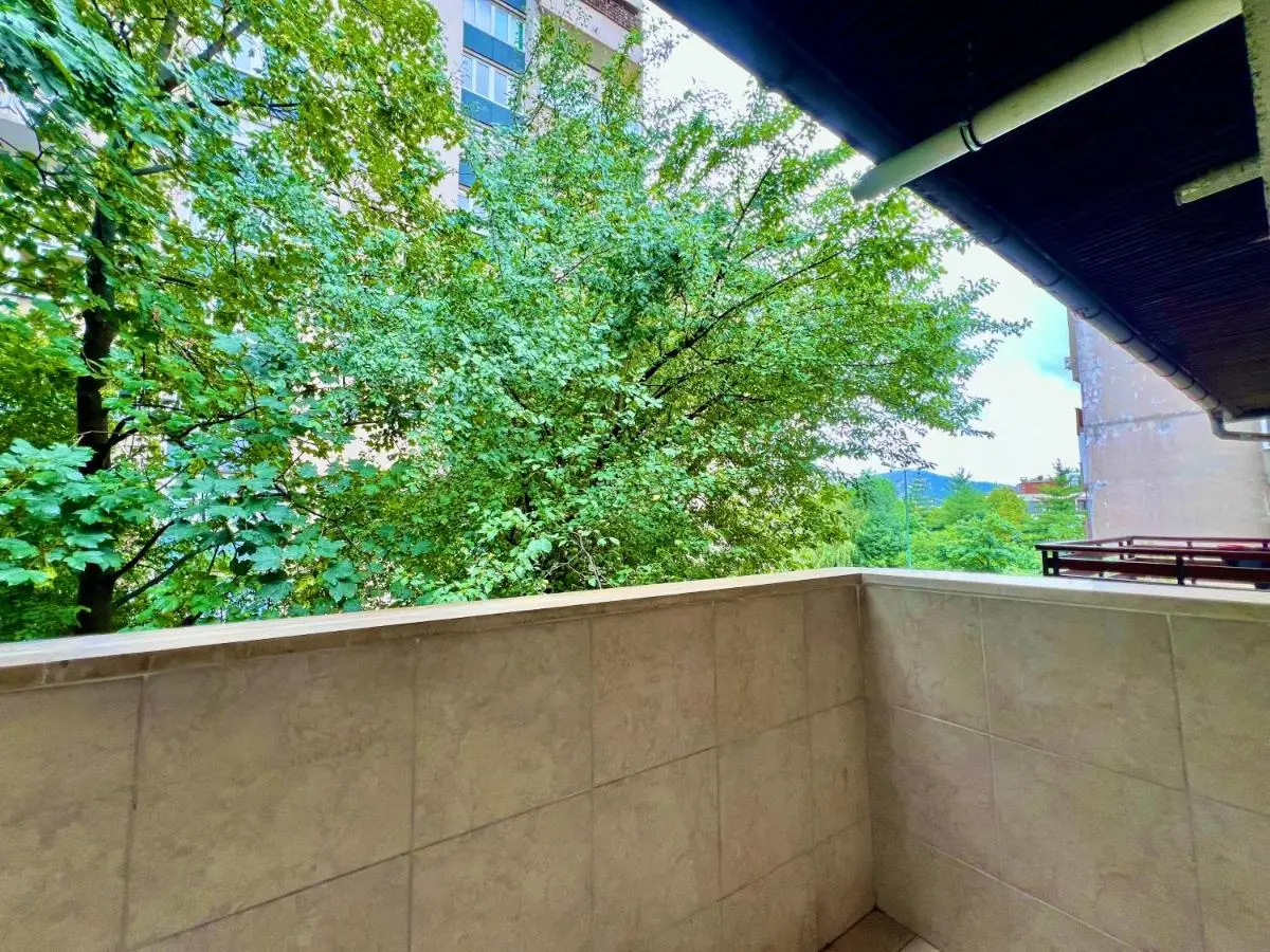 Spacious Two-Bedroom Apartment with Free Parking