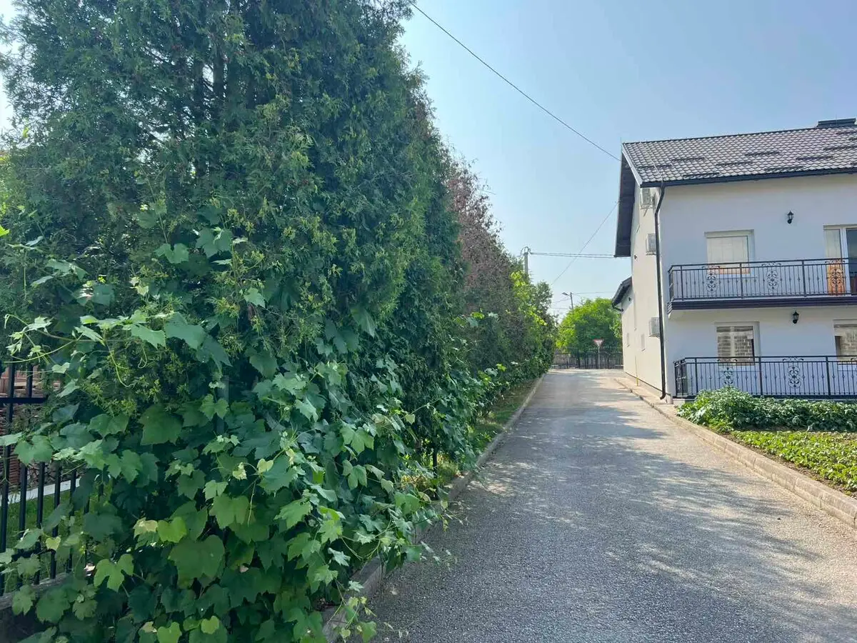 House with a large courtyard and parking, 3 air conditioners!