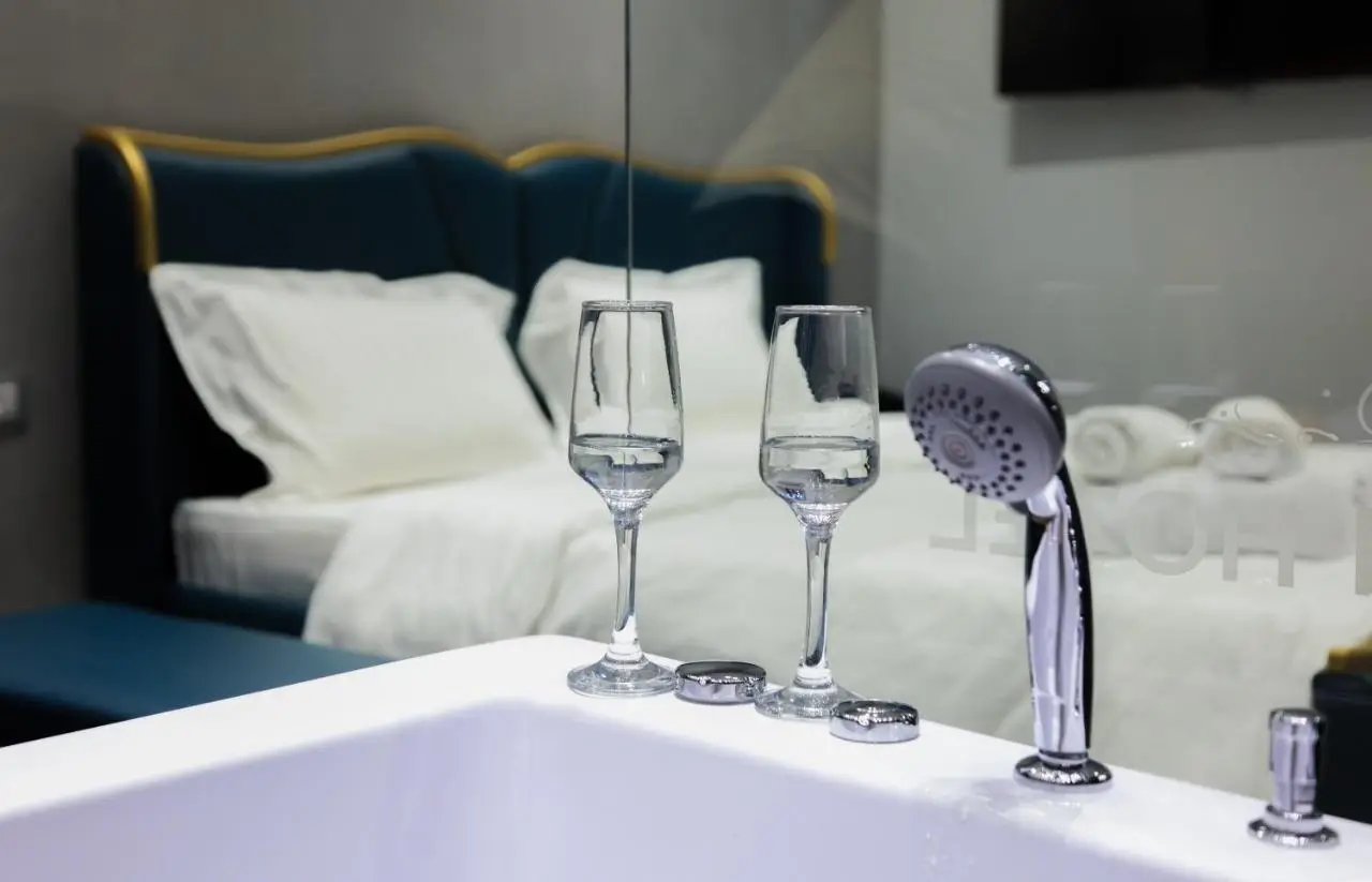 WHITE CROWN HOTEL