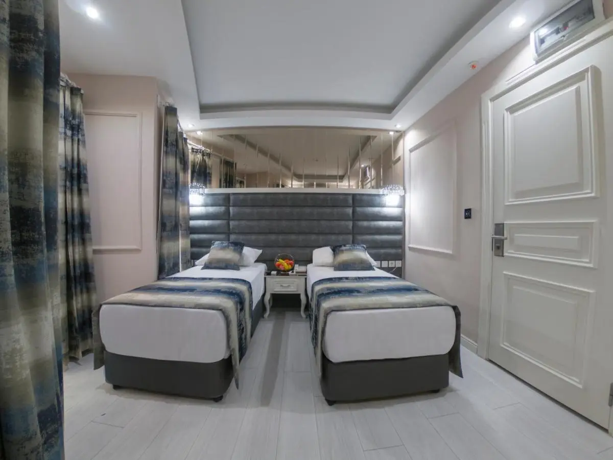 Crowned Hotel