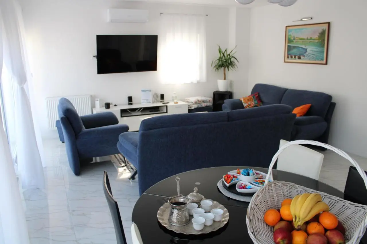 AM Una Lux House