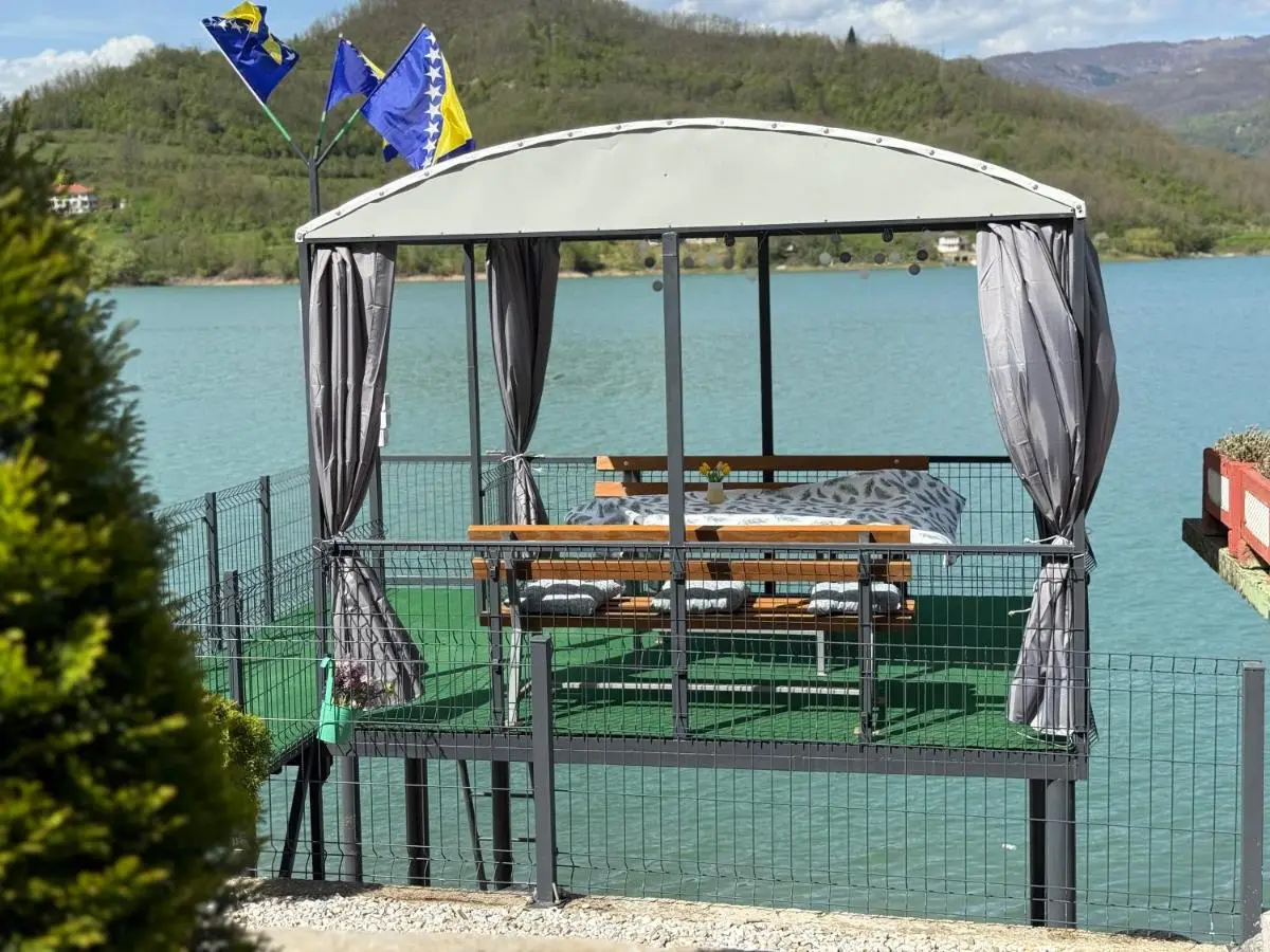 'Miris Ljeta' Cozy Lakefront Holiday Home