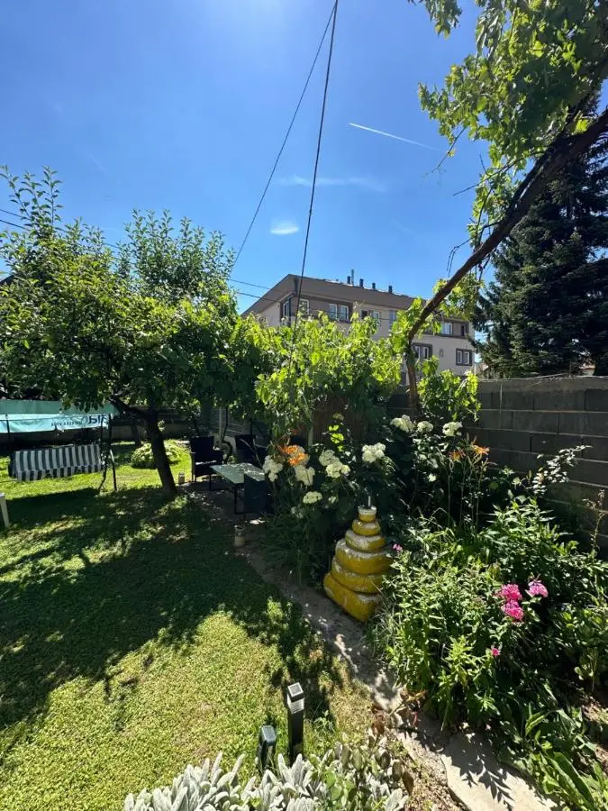 Large Apartment with beautiful Garden 5 minutes away from Airport at Karla Mijića 31