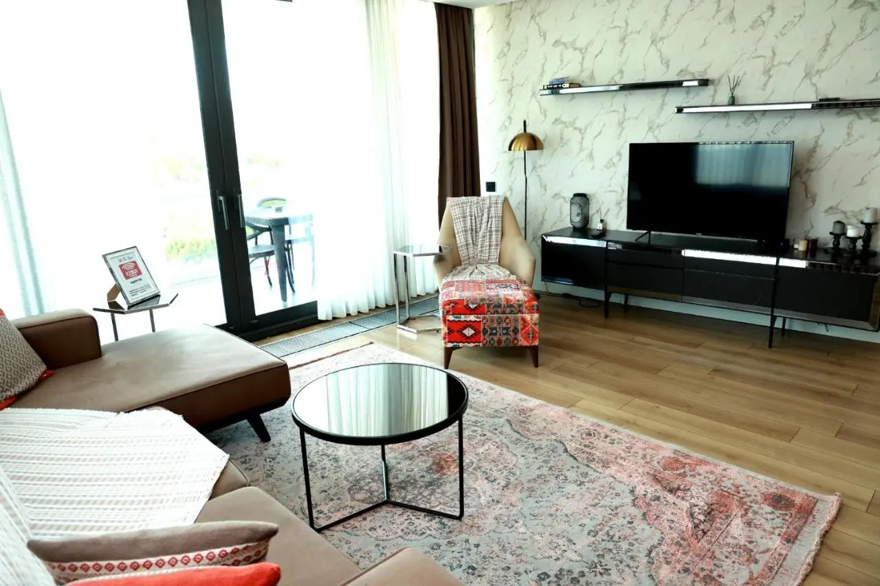 Deluxe 2BR Apartment Balcony 420