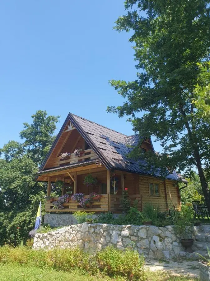 Drvena vikendica Teodora