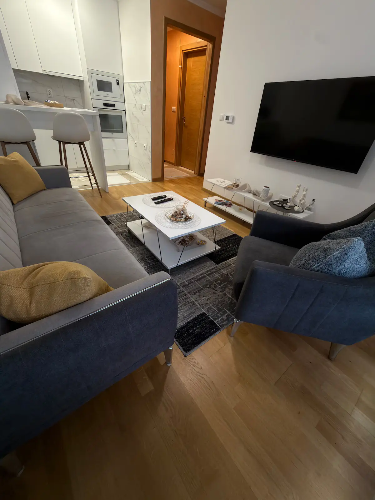 Lovely apartment, own own parking