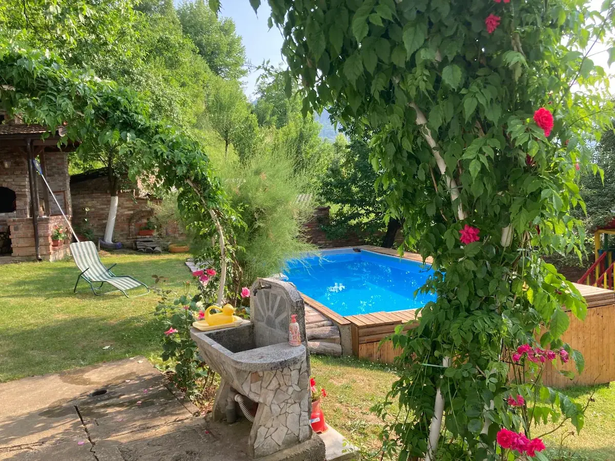 1-min to Bus /  House with Big Garden and BBQ