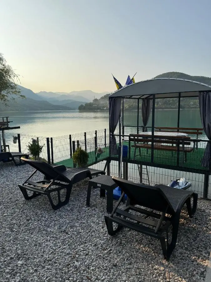 'Miris Ljeta' Cozy Lakefront Holiday Home