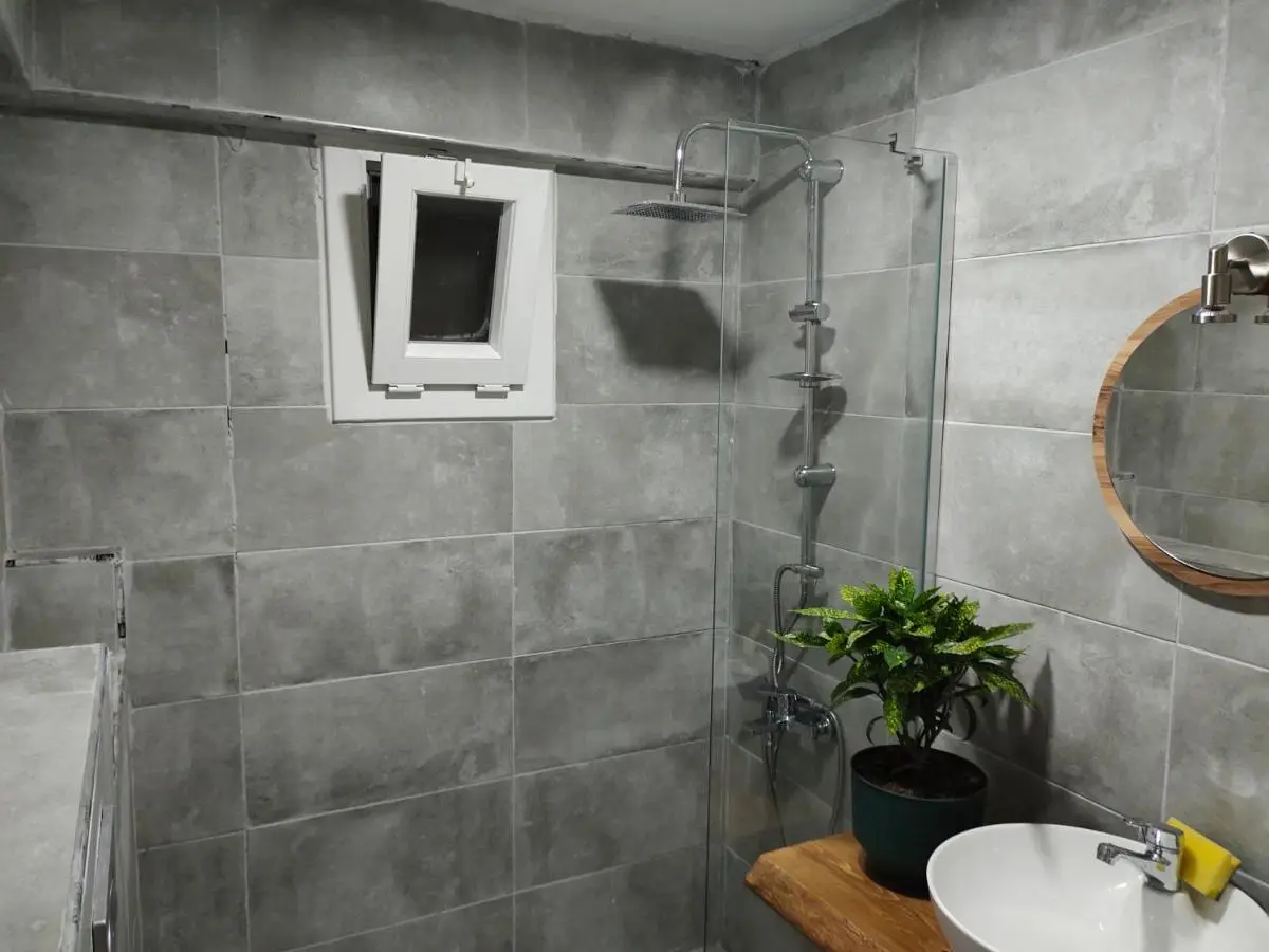 baesment 2BR apt with 2toilet and 2bath 8min to metro #1