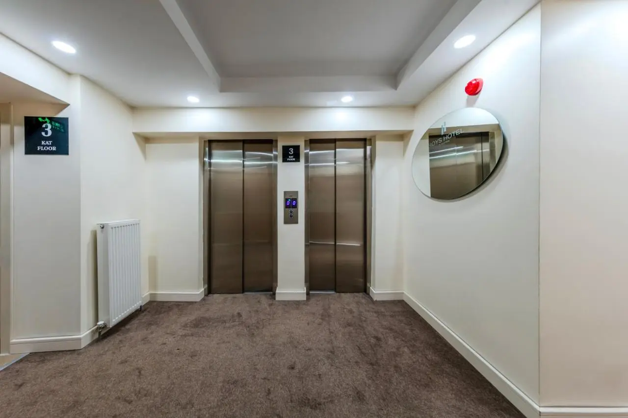 Roys Hotel & Suites