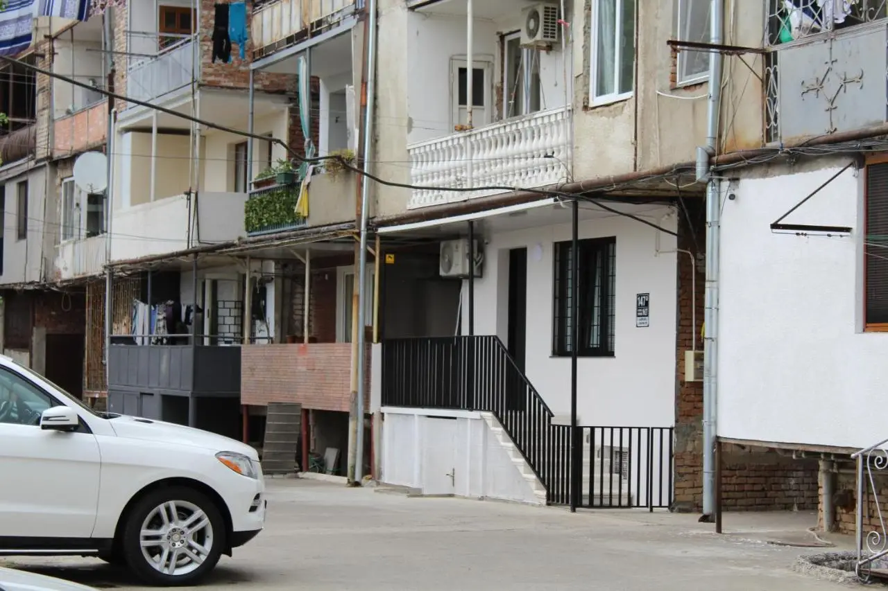 APARTMENT #27