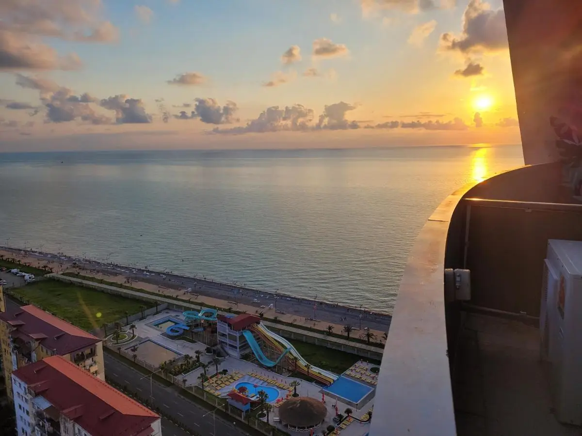 2 levels penthouse with a SUNSET SEA VIEW! Balcony and window 8x4m!