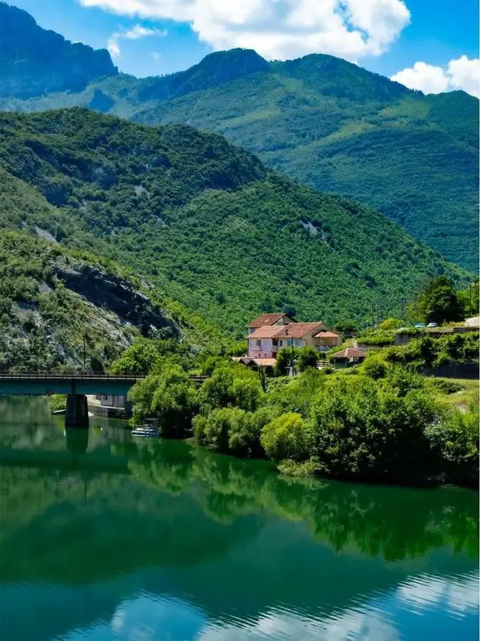 Visit Dreznica - Canyon Retreat