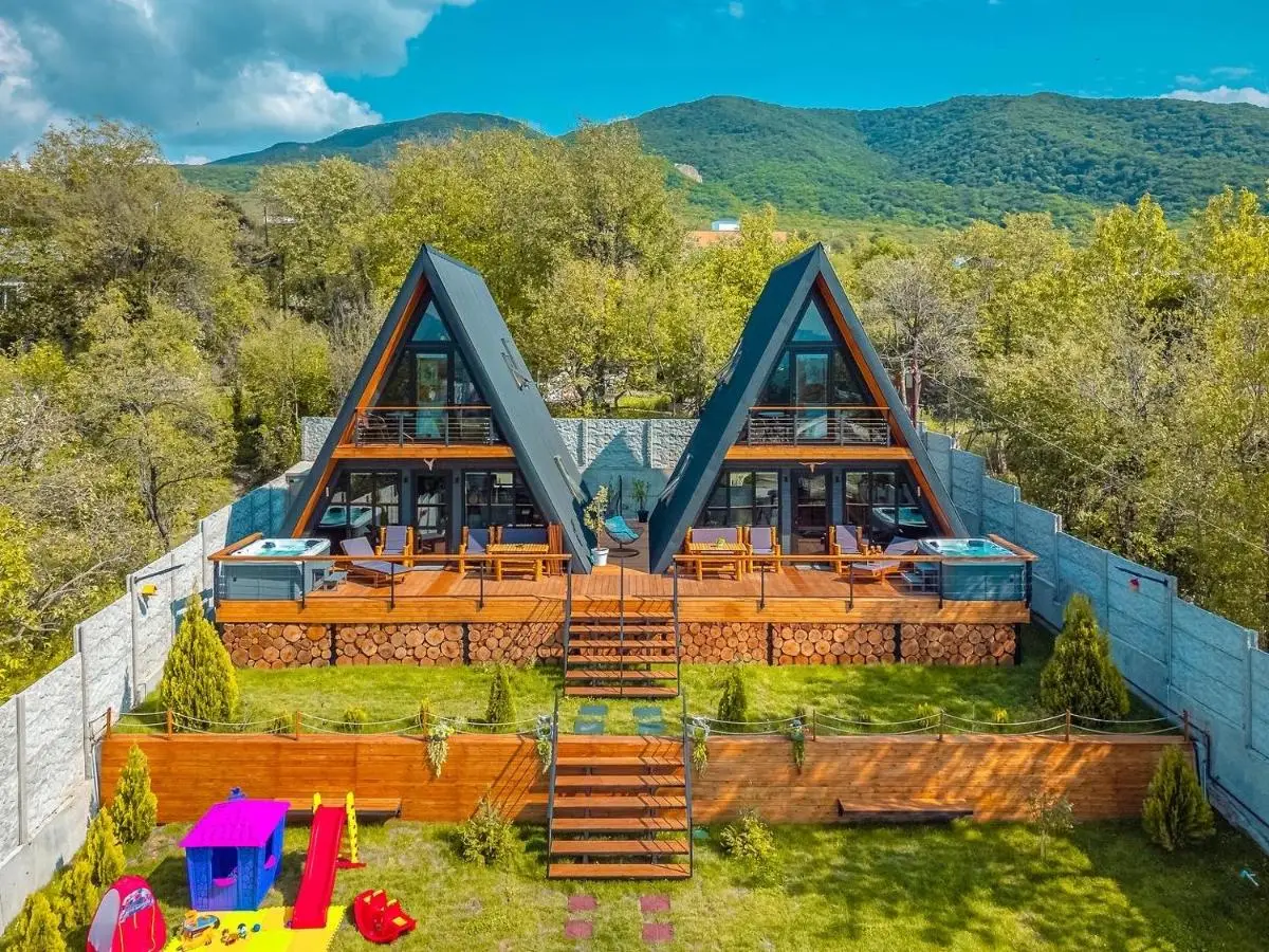 Luxury Cottages with Hot Tubes, Garden and BBQ