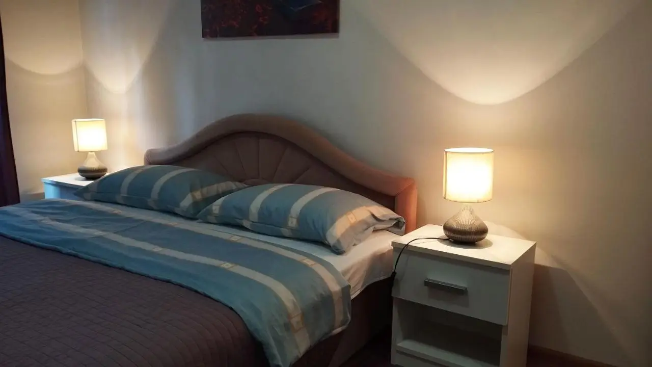 Quiet Apartment in City Center, Free Private Parking