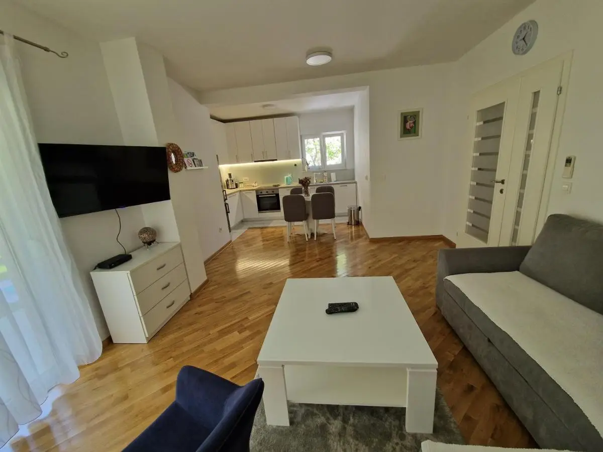 Villa Tamara with garden and river view - free private parking Bicycle & Motorcycle Garage