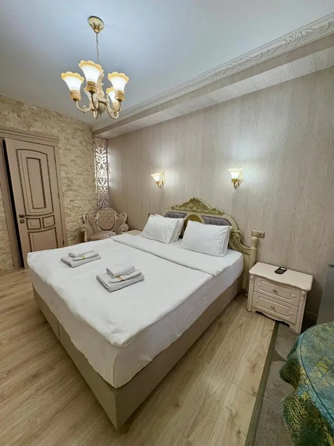 34 Silver Rooms
