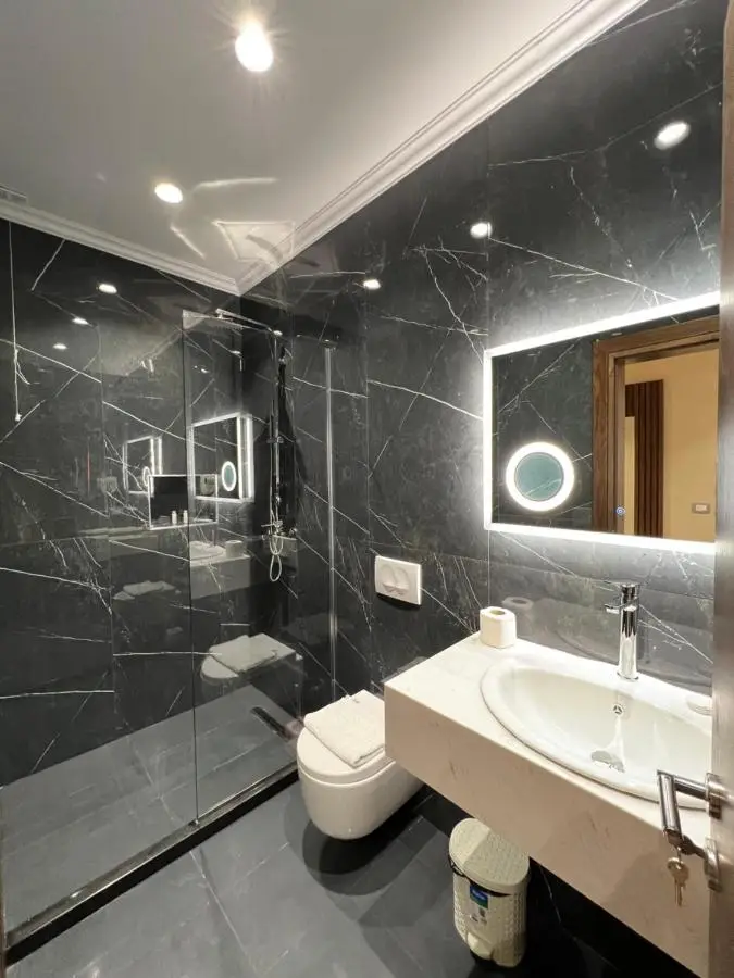 WHITE CROWN HOTEL