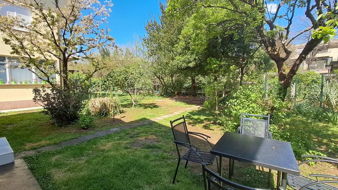 Villa Tamara with garden and river view - free private parking Bicycle & Motorcycle Garage