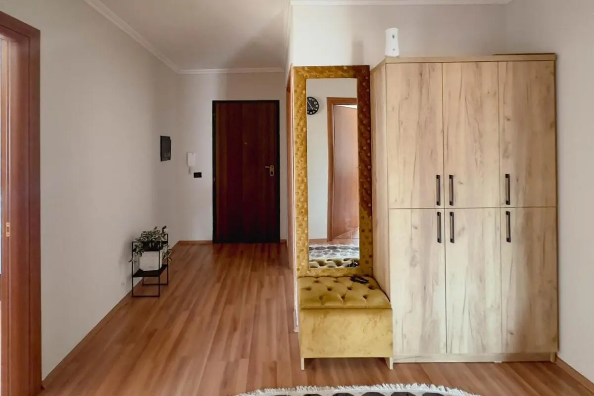 Whole Floor Apartment In Upscale Neighborhood