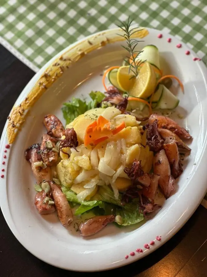 Prenoćište/Restoran Lovac