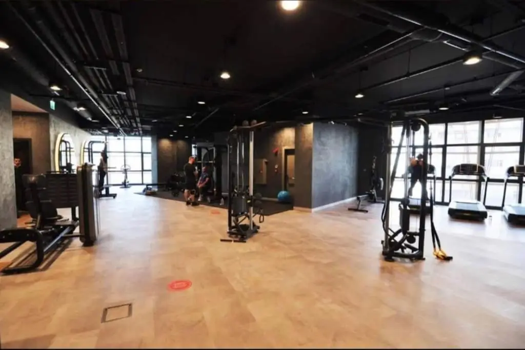 Elegant 2 bedroom apt Sinpas queen gym pools