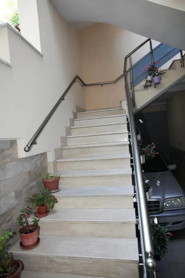 Cozy 2 Bedroom Apartment 10 Min walk to center