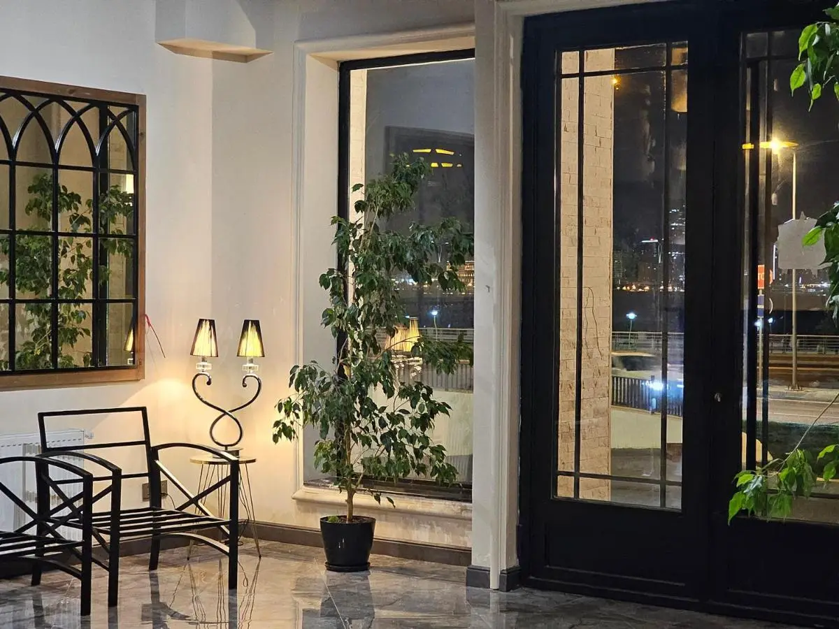 Crown Suites Hotel