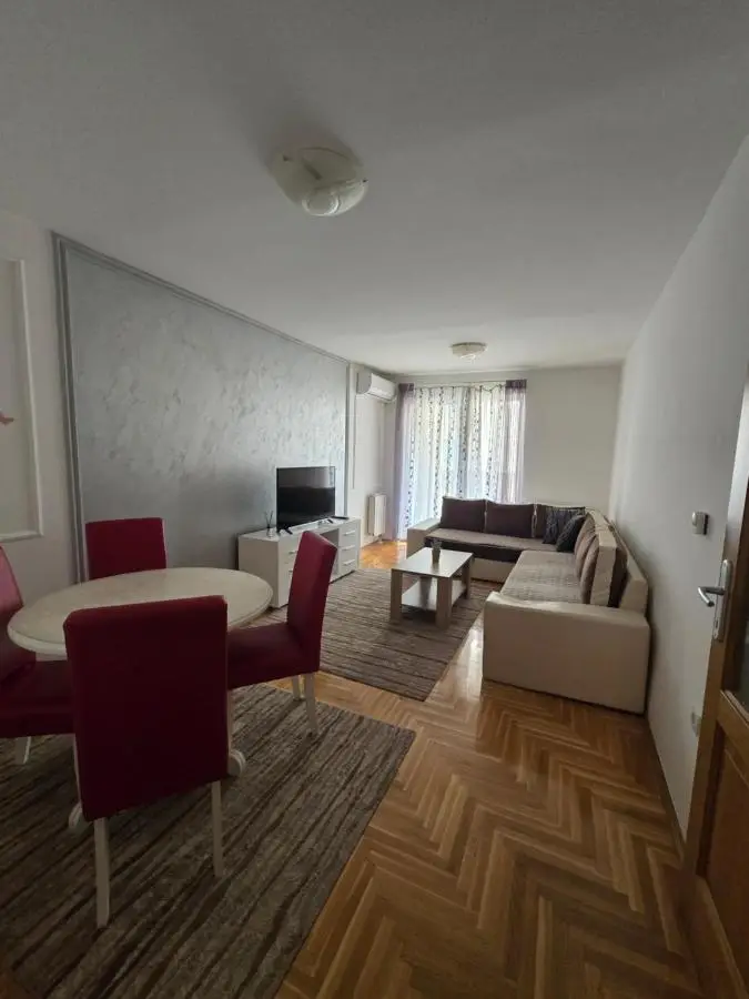 Rejjan Apartments-Spacious 2BR Apartment for 7, Free Parking, Tram to Old Town