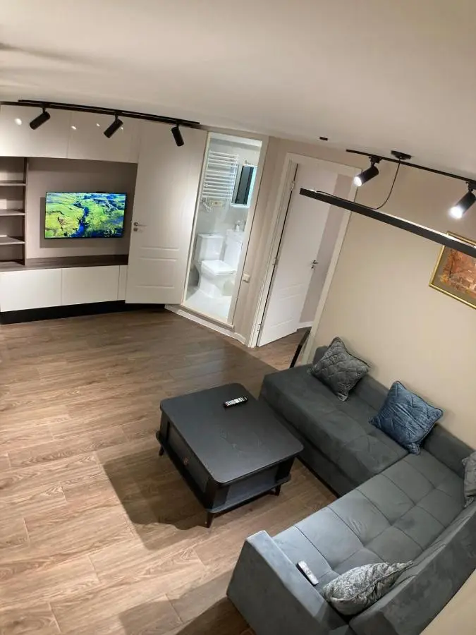 A cozy and comfortable semi-basement apartment