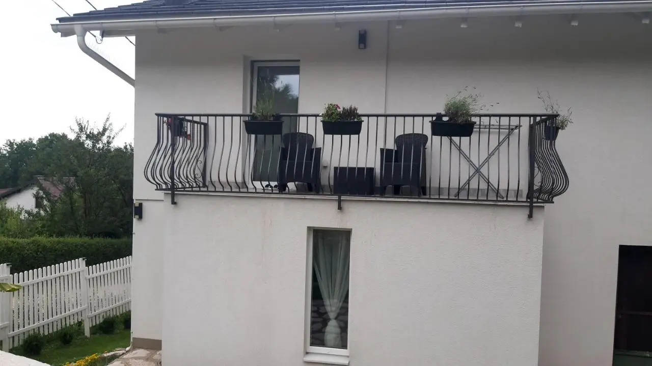 Ravne Rest House