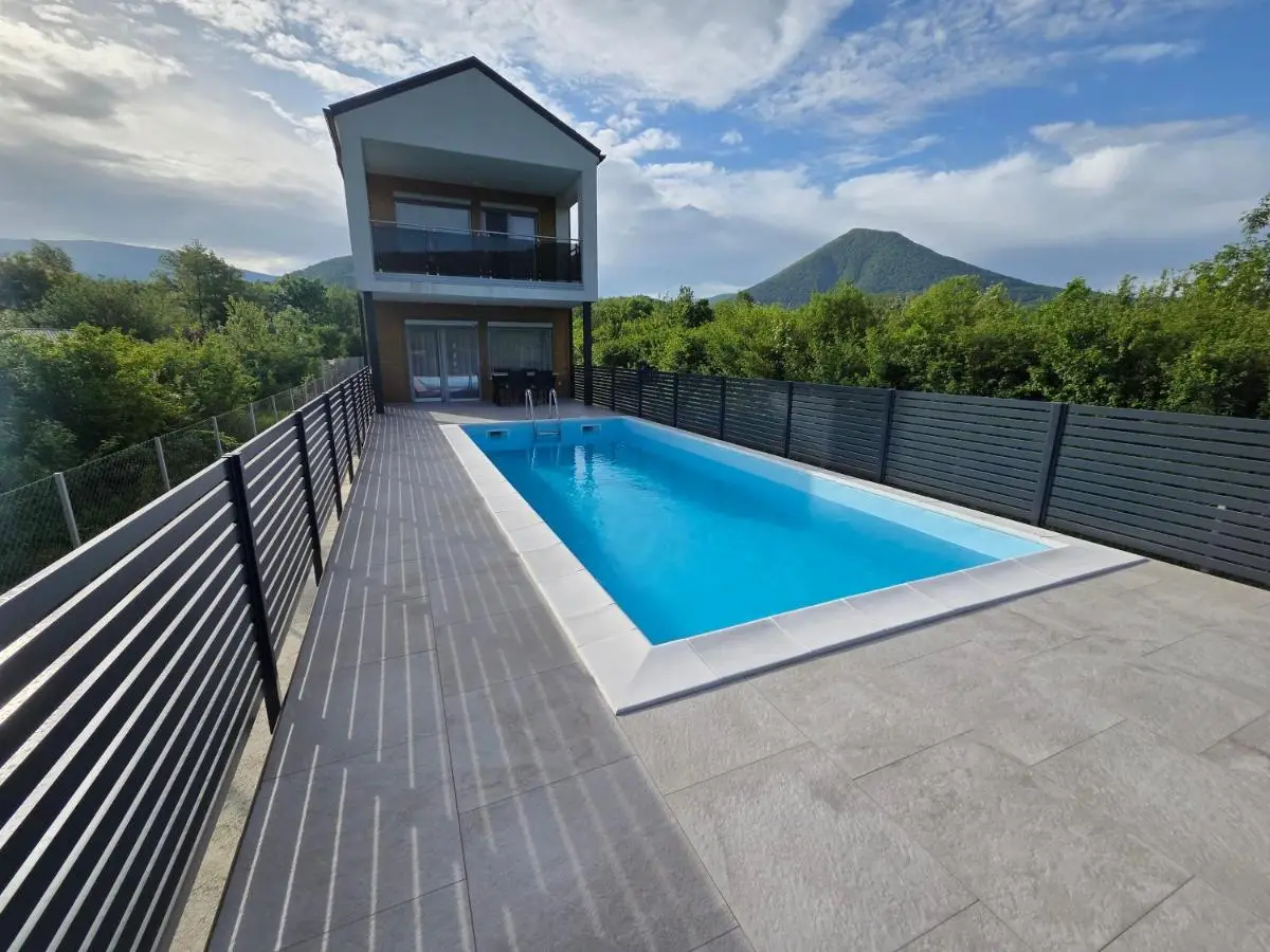 Villa Alisa - Luxury Riverside Escape