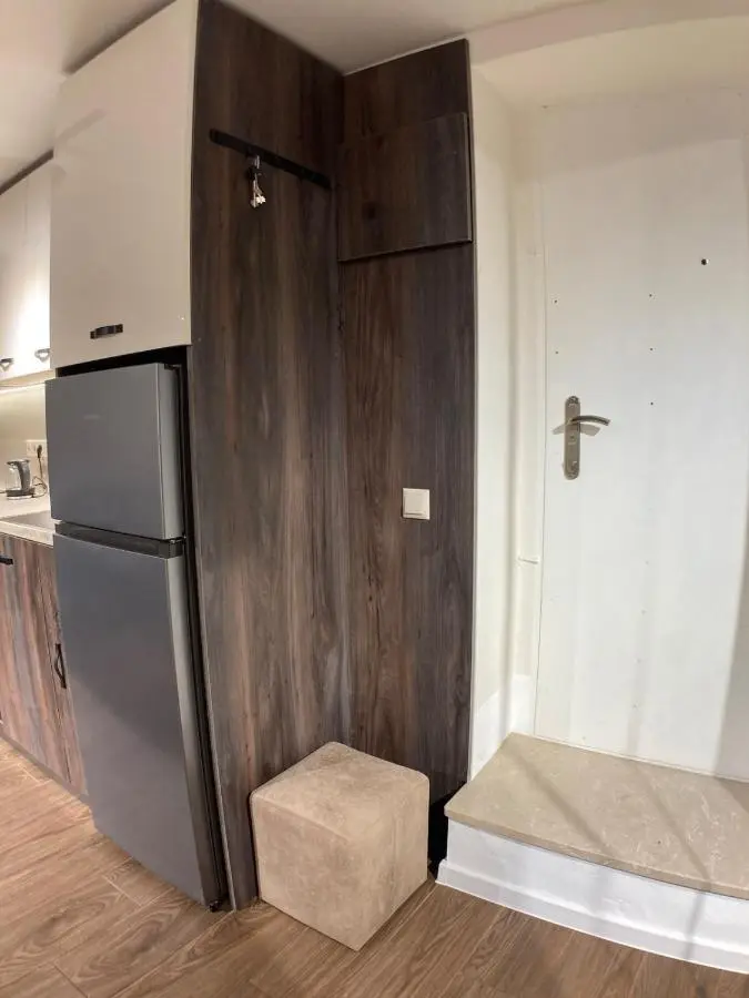 A cozy and comfortable semi-basement apartment