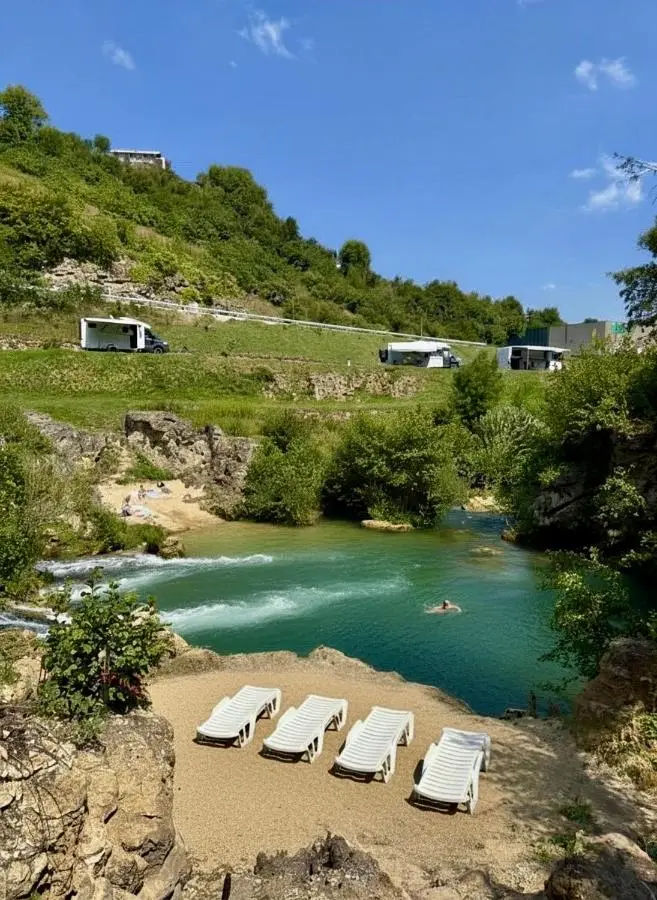 Apart Cobras Jajce