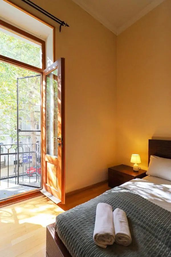 Central 4BR Apt for Groups & Families - By Wehost