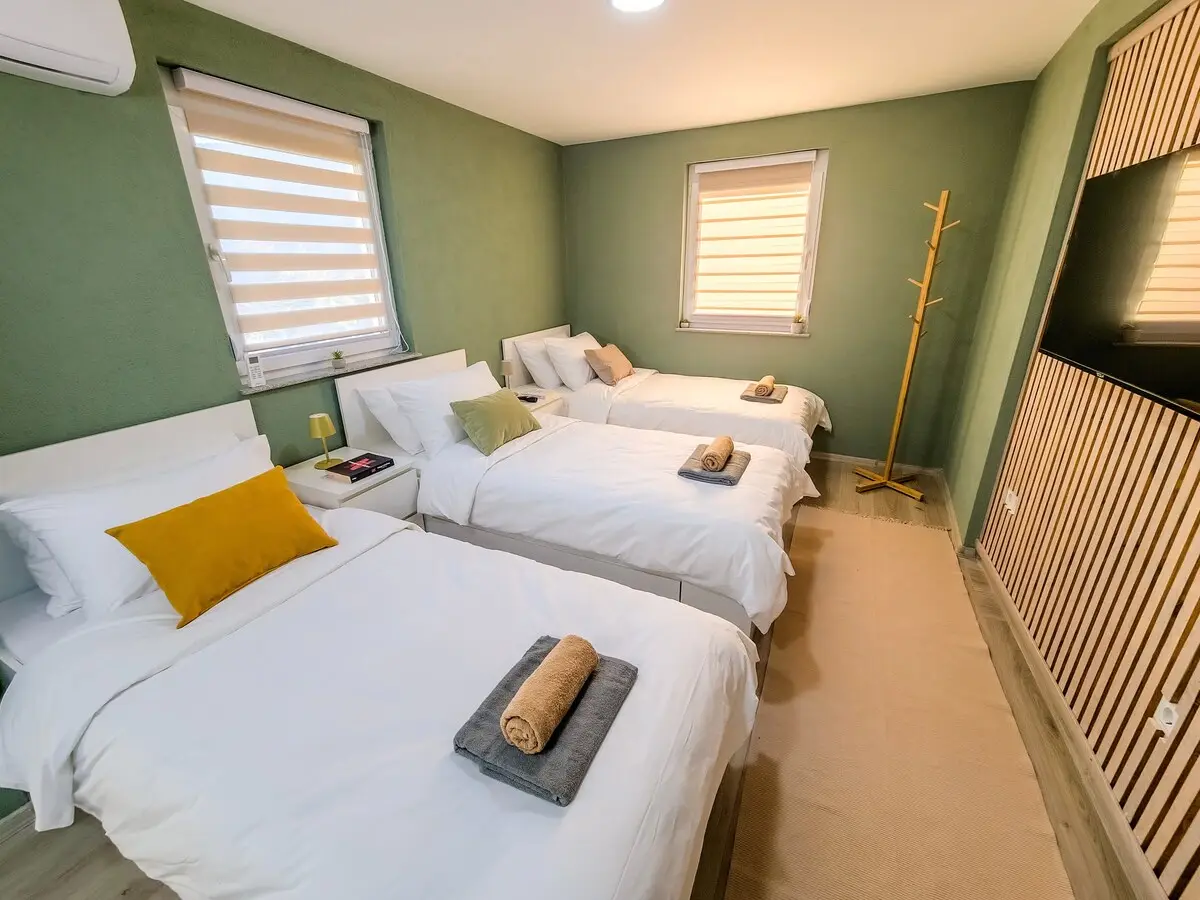 Modern Family House with Terrace & FREE Parking