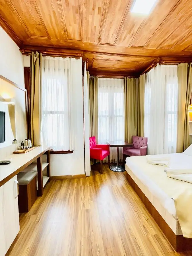 QONAQ HOTEL & SUITES