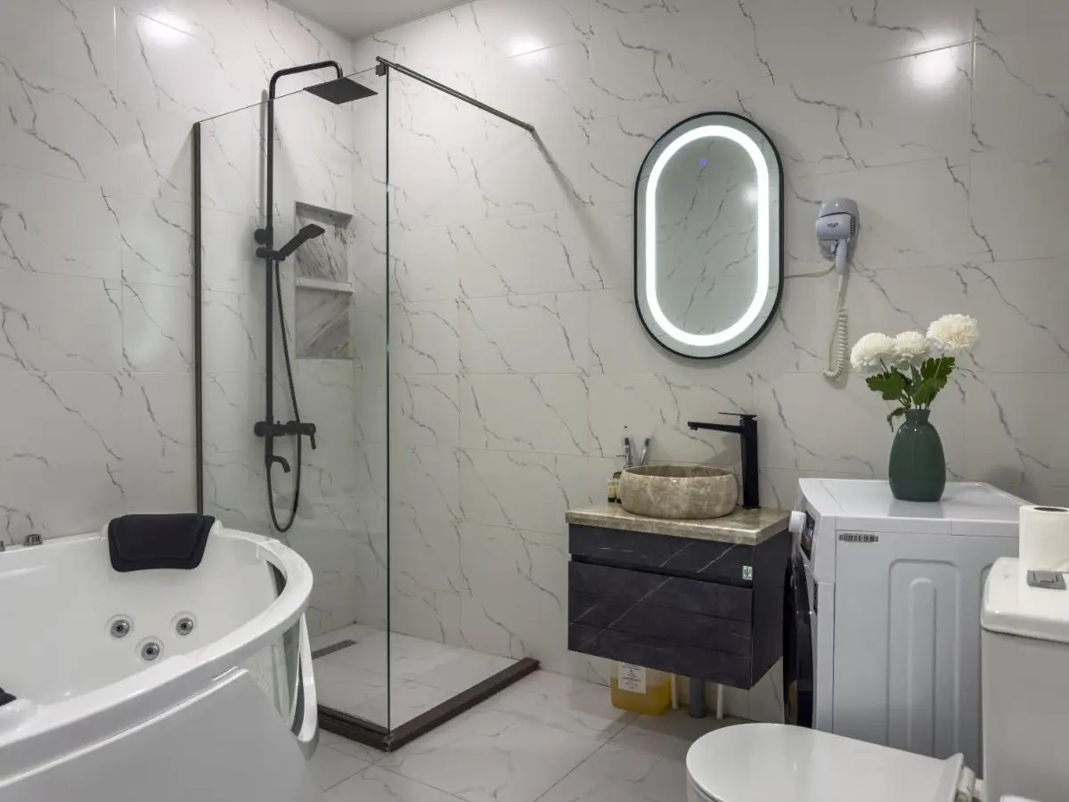 Shirin And Cozy Apartment With Jacuzzi Balcony