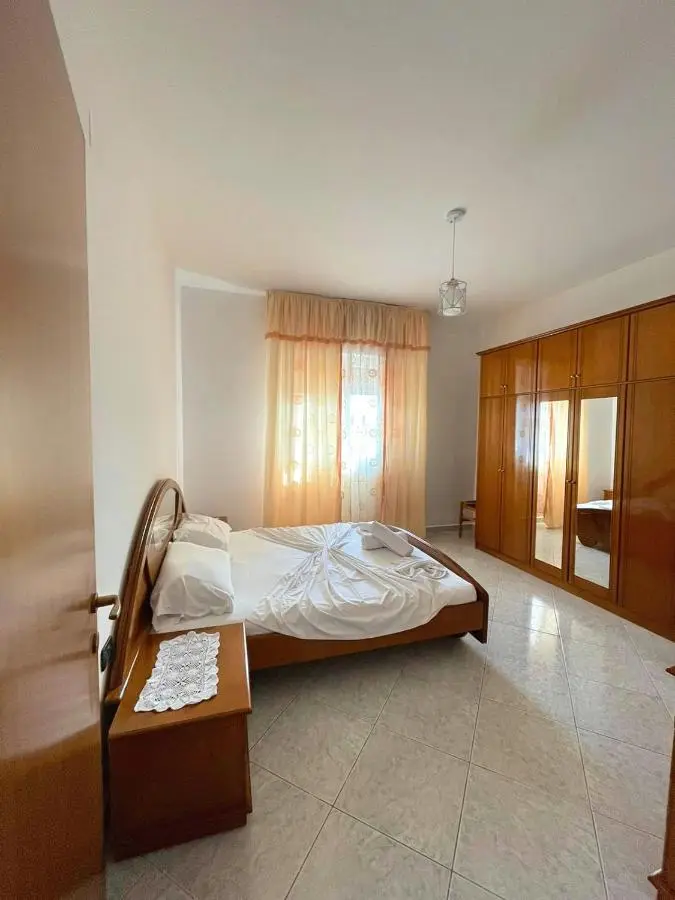 Villa Joli - Spacious Houses with Yard & Parking in Central Vlore