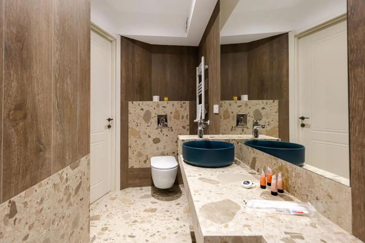 Apart Meidani - Stylish Old Town Apartment with Balcony & Synagogue View