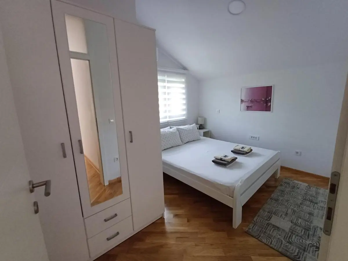 Villa Tamara with garden and river view - free private parking Bicycle & Motorcycle Garage