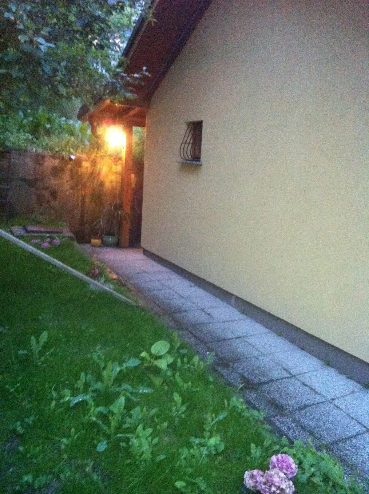 Little house in downtown with garden