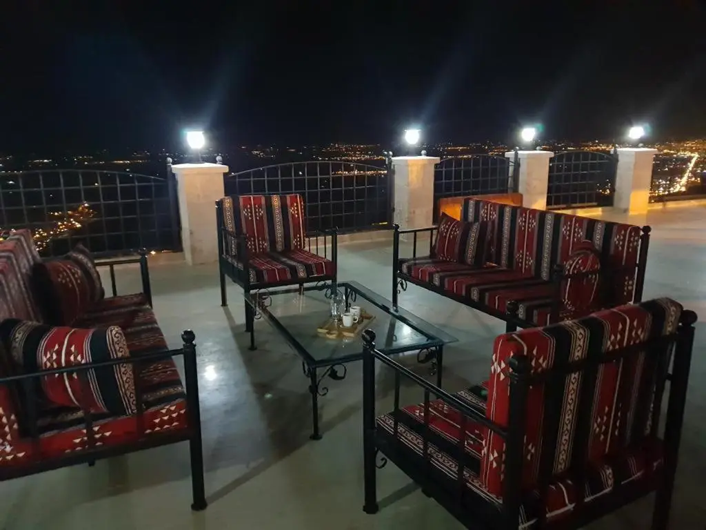 Mardin tarihi ulu Cami yanı, Kale divan konağı