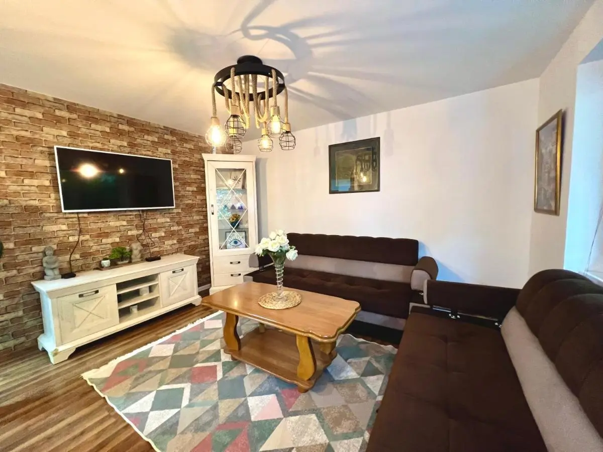 Spacious Two-Bedroom Apartment with Free Parking