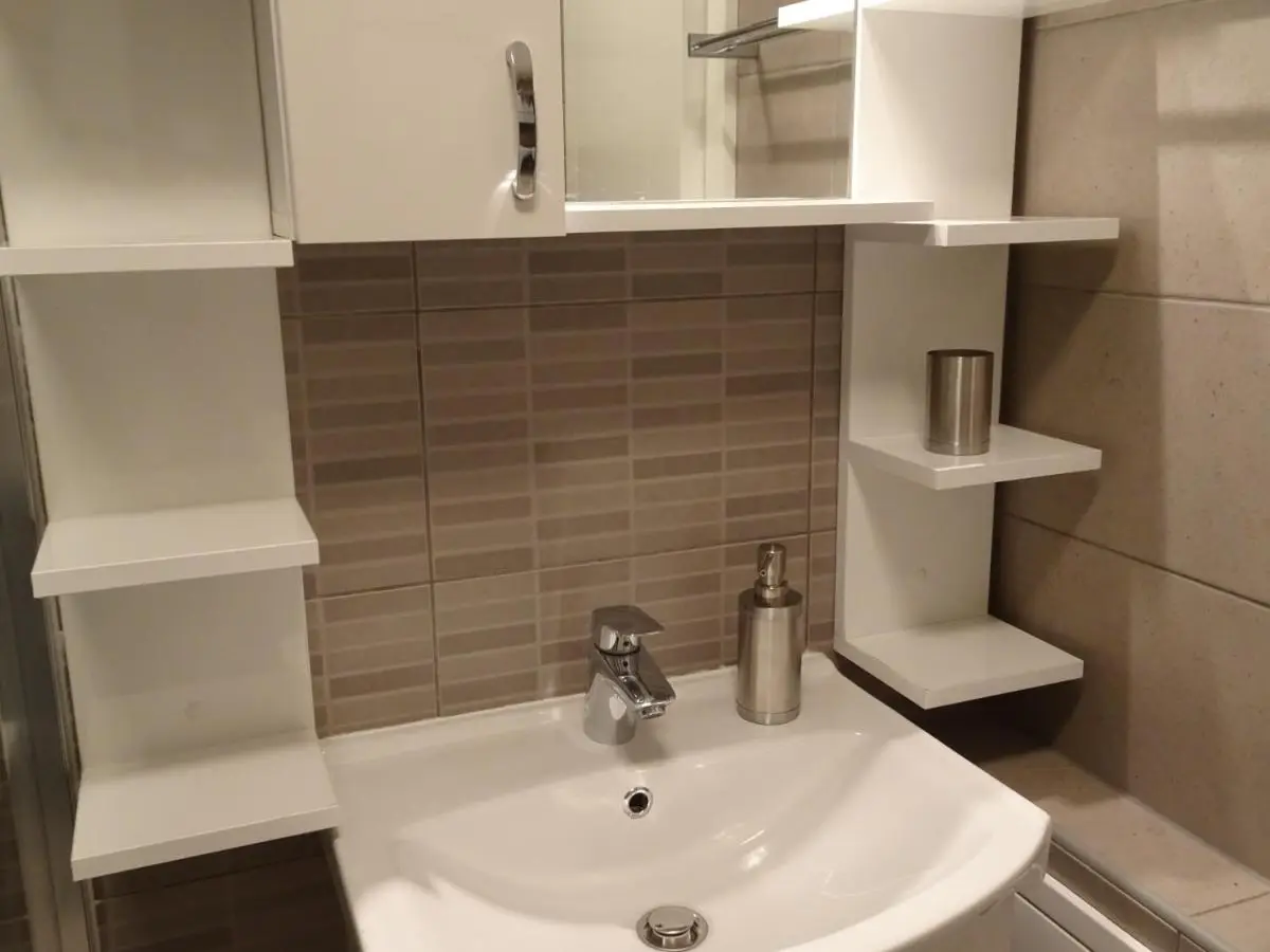 Quiet Apartment in City Center, Free Private Parking