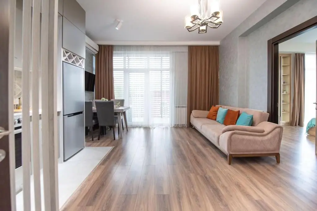 2-Bedroom Apartment with Spacious Balcony - Self Check-In - 5 Min to Metro