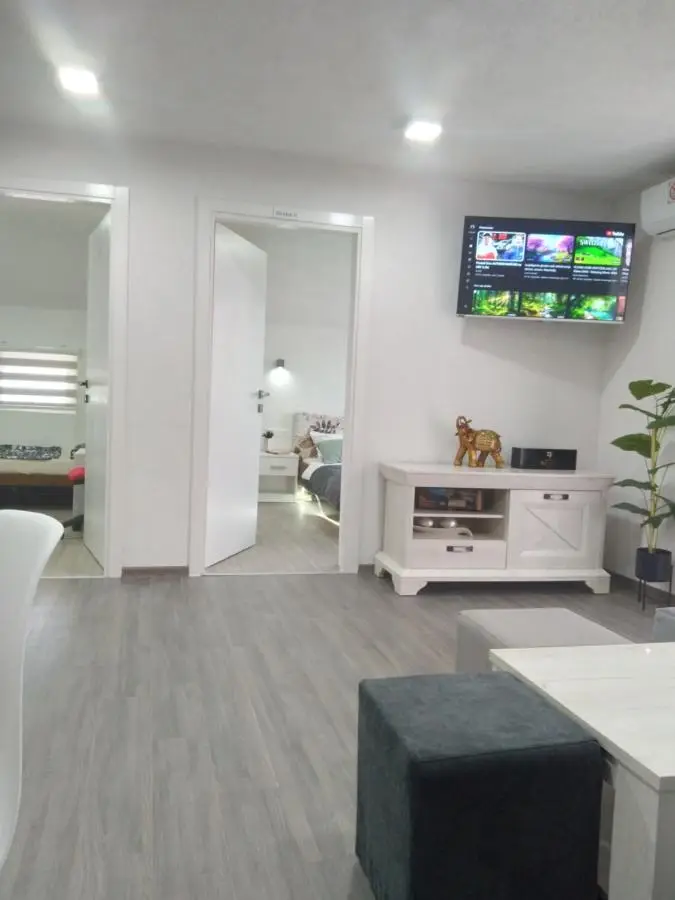 Holiday House White Hill
