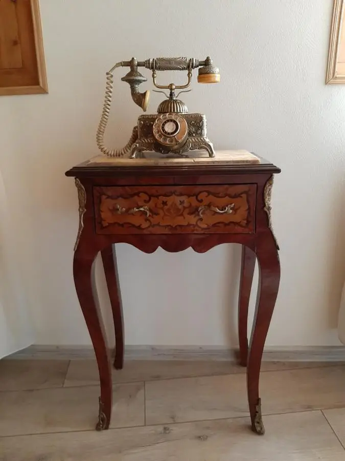 Vintage Art Rooms