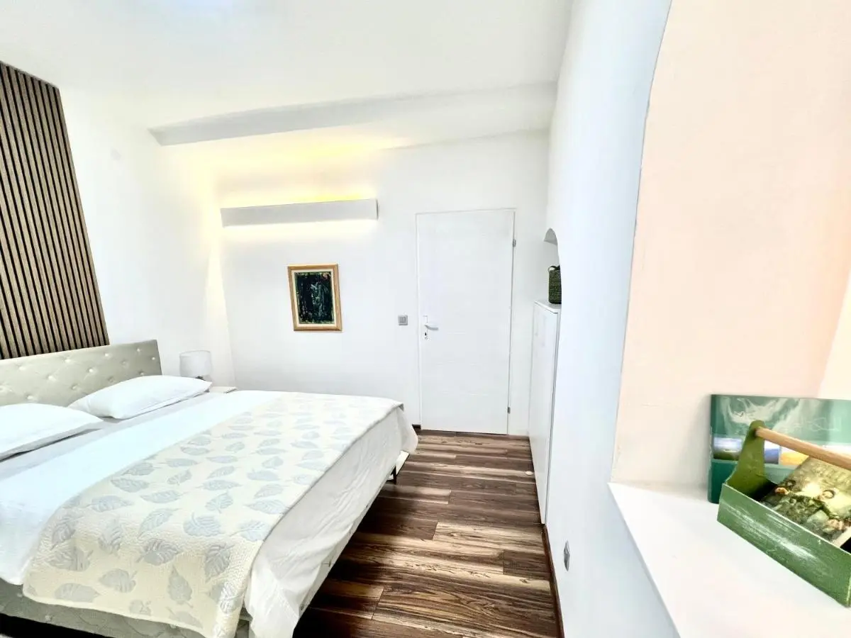 Modern Two-Bedroom Apartment with Garden & Parking