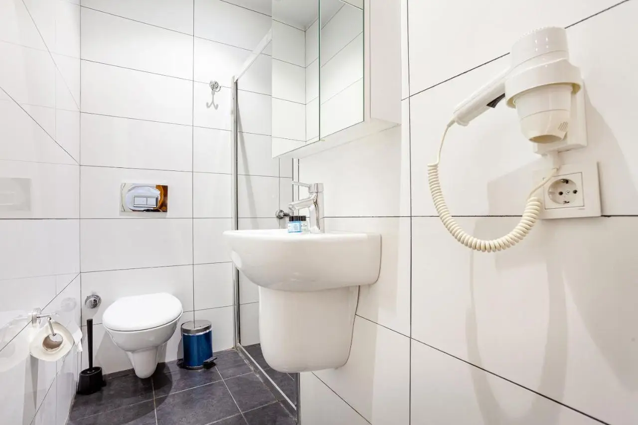 Aram Kerasi Rooms